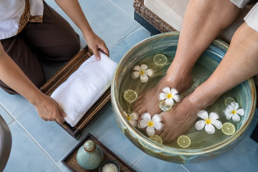 foot massage : Foot massage as travel recovery and reflexology literacy